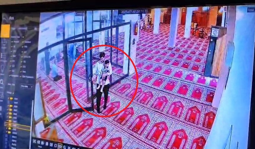 Babasıyla gittiği camide uyuyakaldı