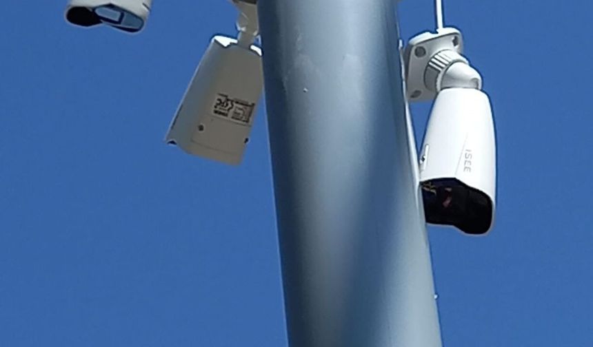 Çocuk parkındaki güvenlik kameralarını kırdı