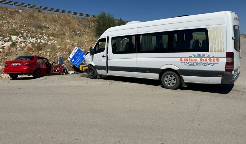 Çorum’da Yolcu Minibüsü ile Otomobil Çarpıştı, 8 Kişi Yaralandı