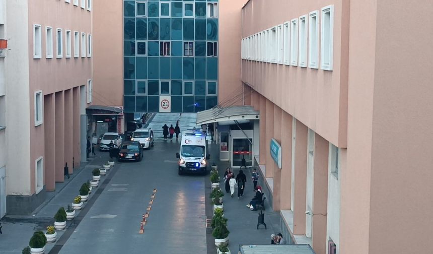 Eşini ve Kızlarını Bıçakladı, Camiye Kaçtı