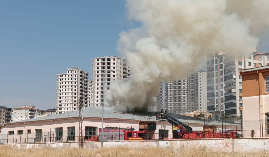 Gaziantep'te meslek lisesi atölyesinde yangın