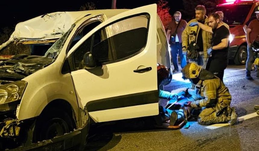 İnegöl'de hafif ticari araç ve TIR çarpıştı