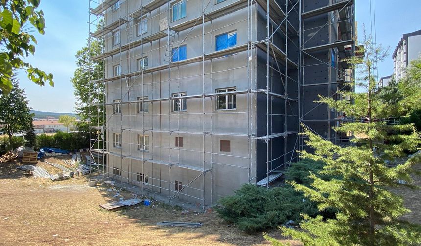 İskelede çalışan işçi 5'inci kattan düştü