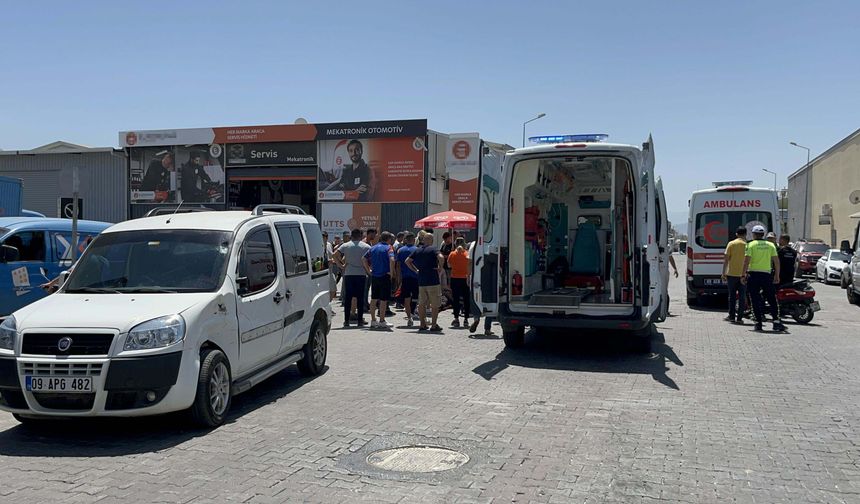 Motosiklet hafifi ticari araçla çarpıştı