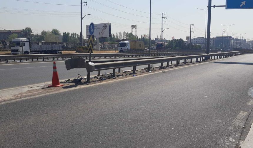 Motosiklet Sürücüsü Bariyerlere Çarpıp Can Verdi