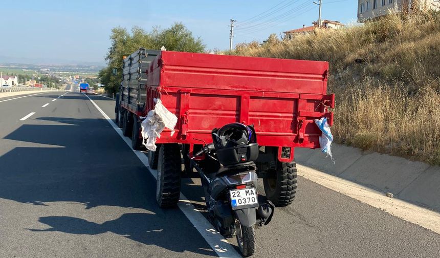 Motosiklet traktör römorkuna çarptı