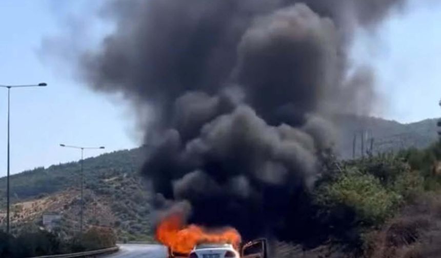 Otomobilde Çıkan Yangın Ormanlık Alana Sıçradı