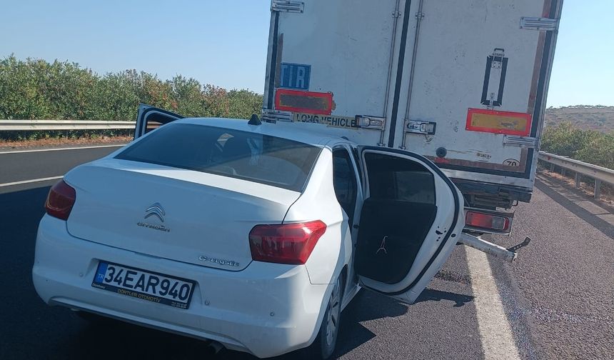 Şanlıurfa'da otomobil TIR'ın atına girdi