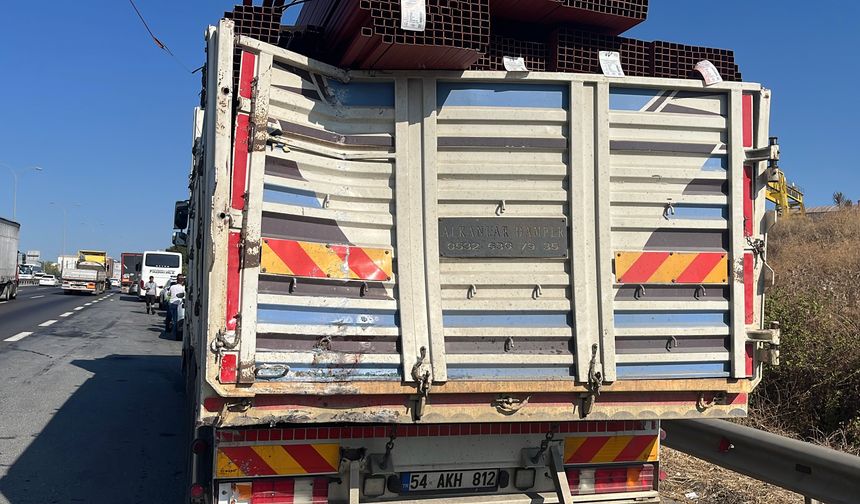 TEM'de Yolcu Otobüsü Kamyona Çarptı: 1’i Ağır 7 Kişi Yaralandı