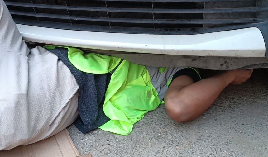 Temizlik görevlisinden örnek davranış: Sıkışan yavru kediyi kurtardı