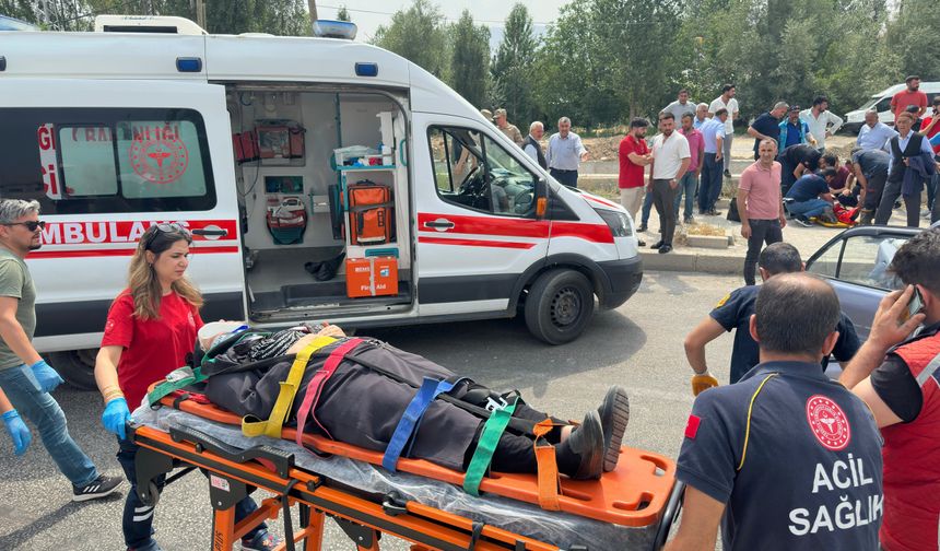 Tır ve Otomobil Çarpıştı!