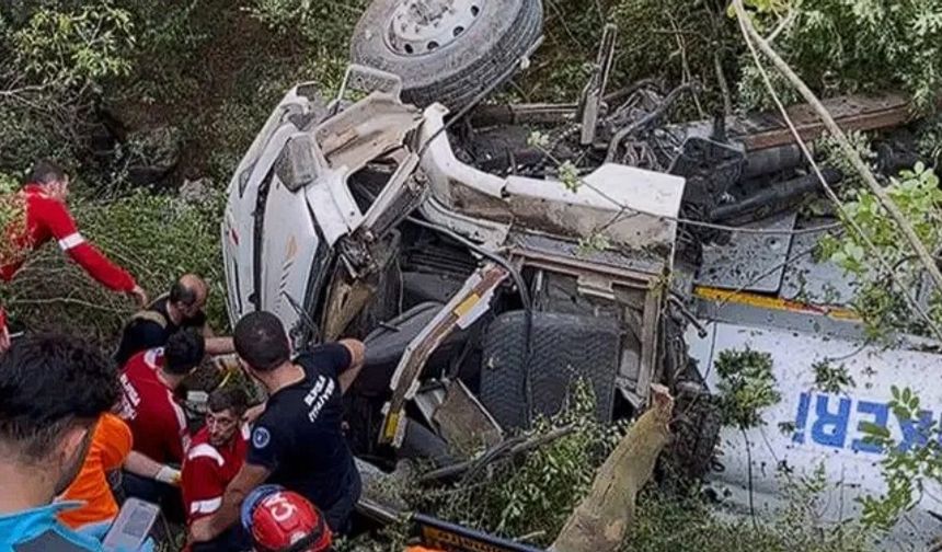 Yardıma giden su tankeri yamaçtan düştü