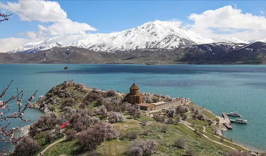 Bitlis'te Van Gölü'nde Dalış Eğitimi Verliyor