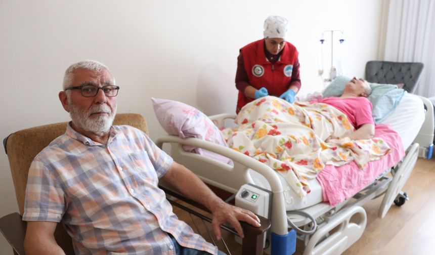 48 yıllık eşine felç sonrası sevgiyle bakıyor