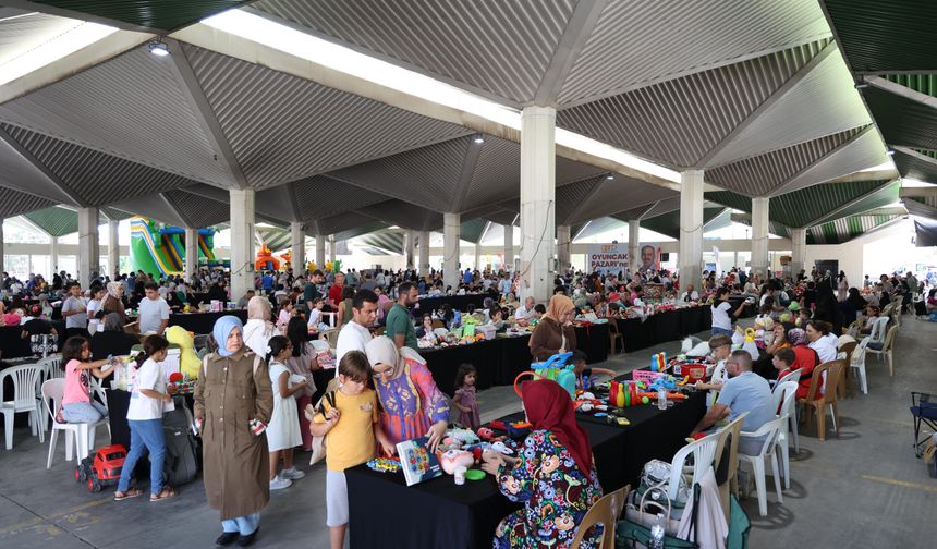 Konya’daki 2. el oyuncak pazarında satıcılar ve alıcılar çocuklar oluyor
