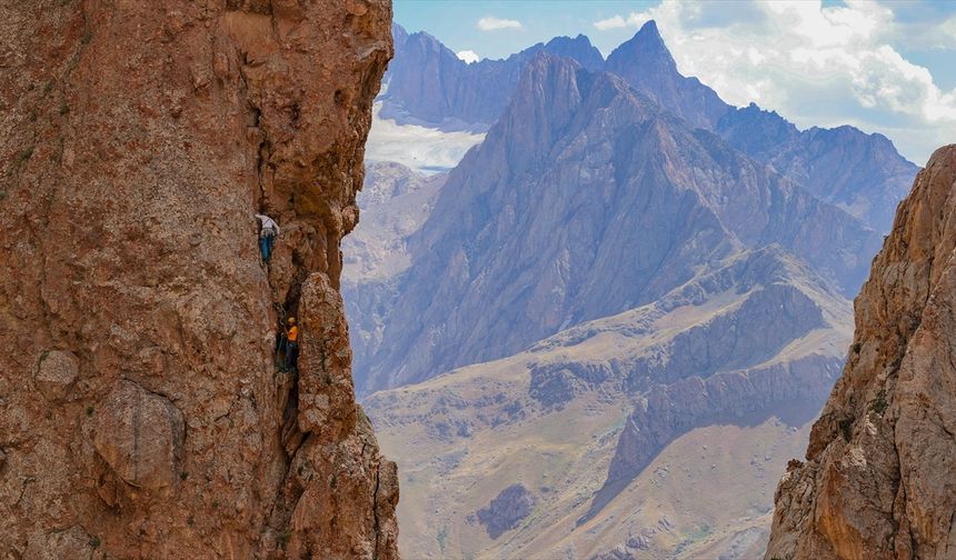 Türk dağcılar Hakkari'de zorlu Cafer Kulesi zirvesine başarıyla tırmandı