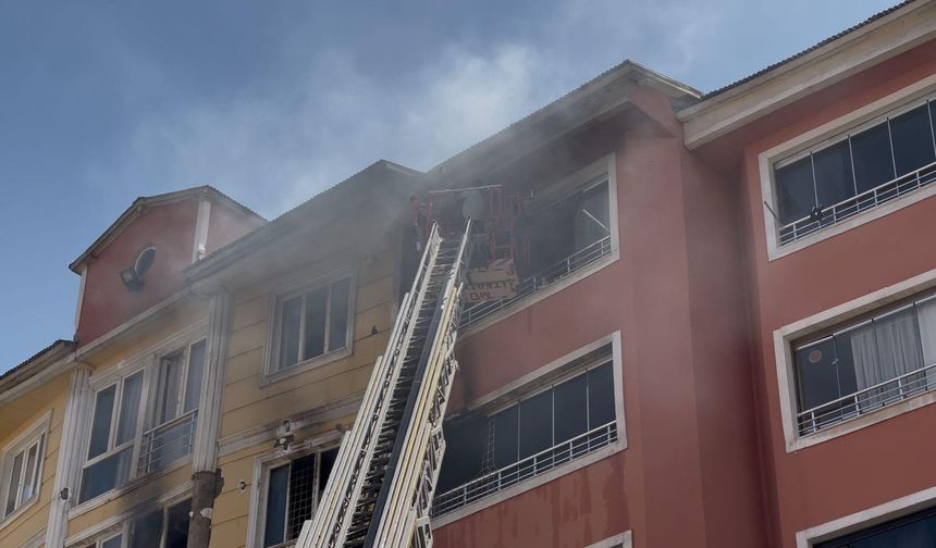 7 Katlı Binadaki Yangında Mahsur Kalan 5 Kişi Kurtarıldı
