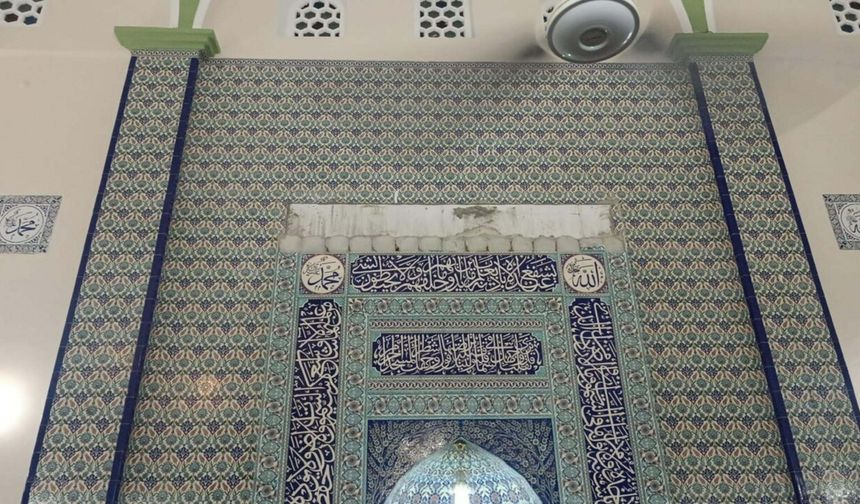 Camide duvardan kopan parçalar can aldı