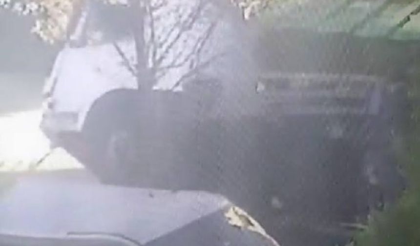 Demir yüklü kamyon kontrolden çıkarak devrildi
