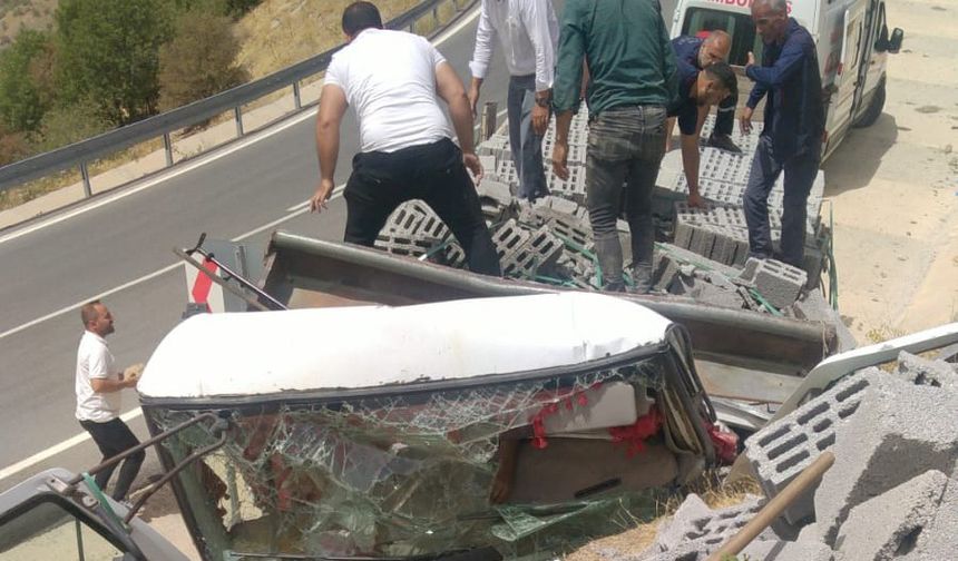 Devrilen kamyonun sürücüsü yaşamını yitirdi