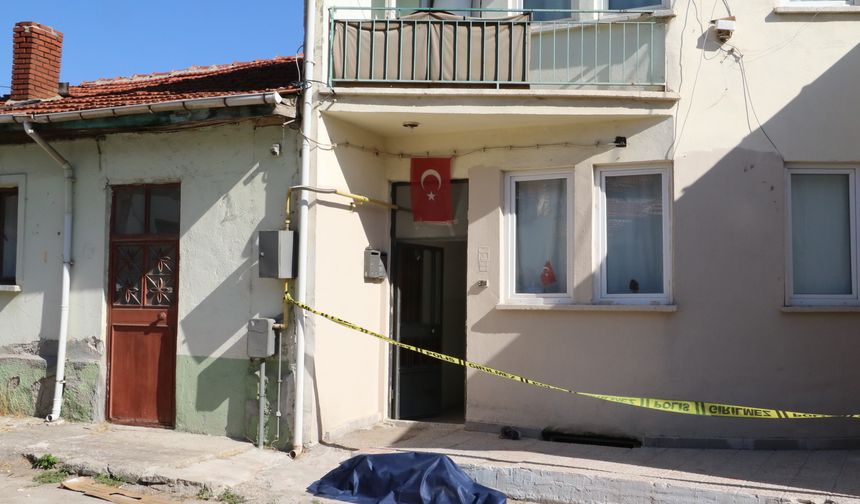Eskişehir'de evinin önünde ölü bulundu