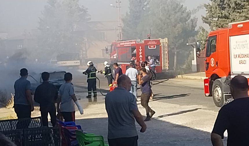 Gaziantep'te Otomobil Seyir Halindeyken Yandı