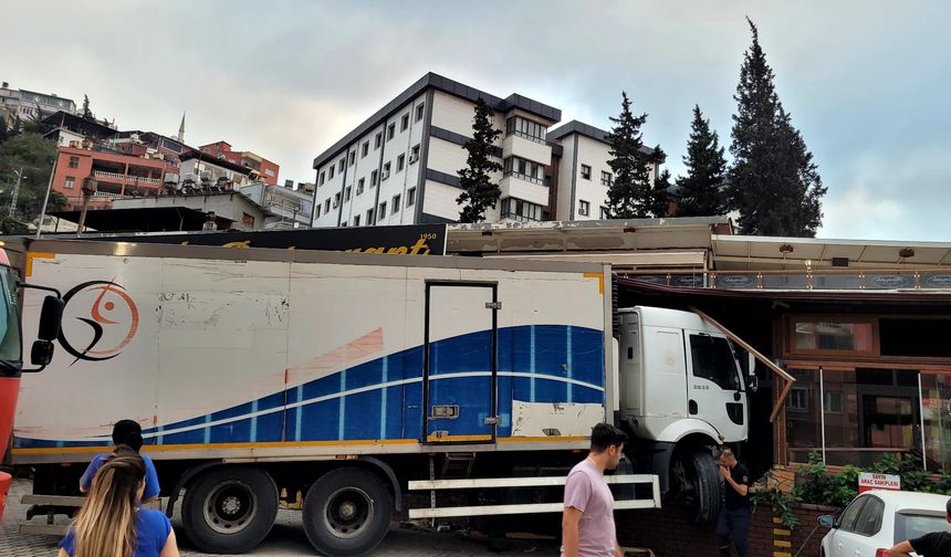 Hatay'da freni boşalan kamyon, restorana girdi