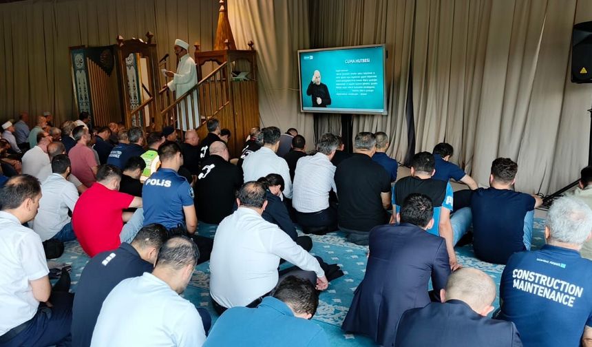 Havaalanında işaret diliyle cuma hutbesi