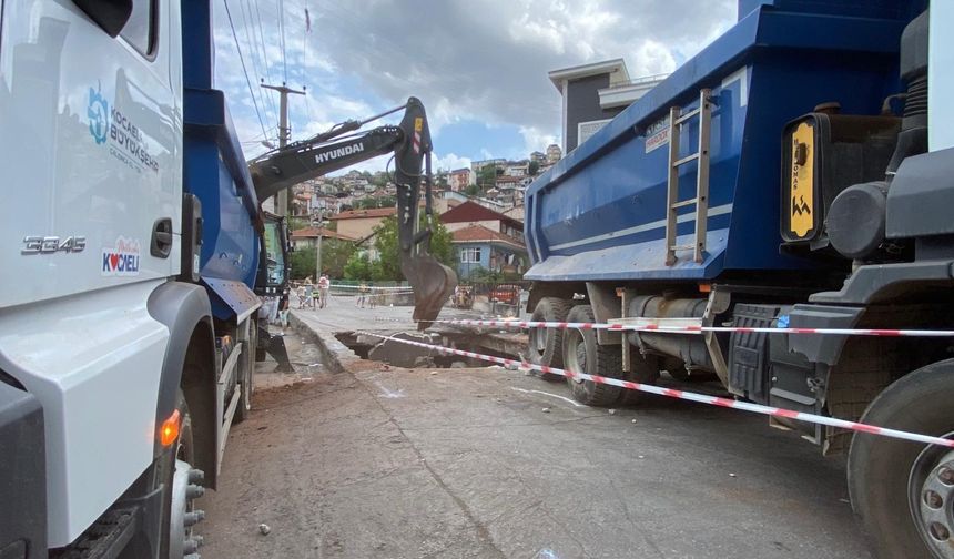 İzmit'te yol çöktü