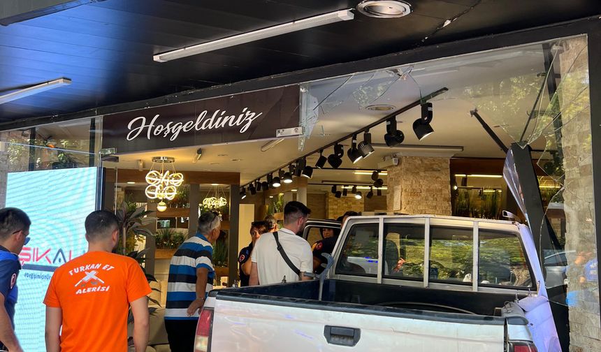 Kamyonet mağazaya daldı