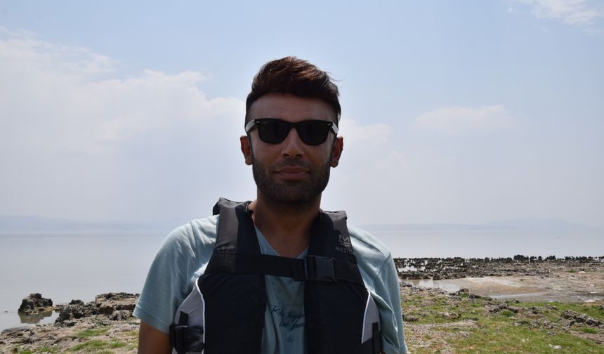 Müzik öğretmeni hayalini gerçekleştirdi, teknesiyle gölden çöp topladı