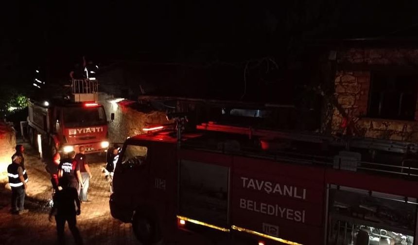 Tavşanlı'daki yangında 3 ev kül oldu