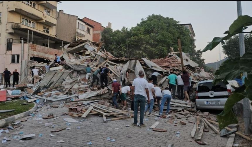 Balıkesir'de hasarlı binaların yıkımına başlandı