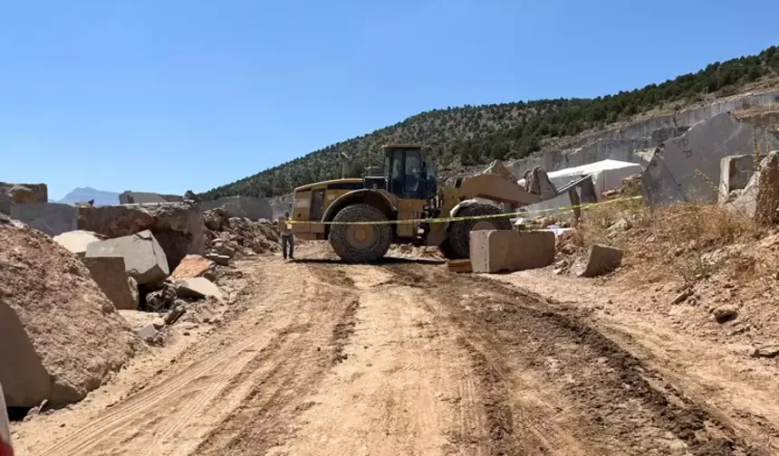 3 tonluk mermer bloğun altında kaldı