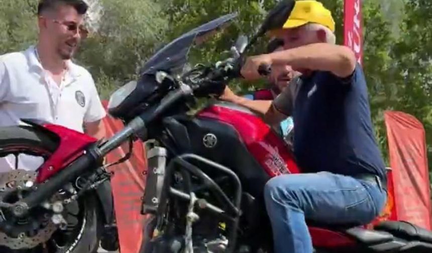Veli Gündüz Şahin motosiklet tutkunlarıyla bir arada