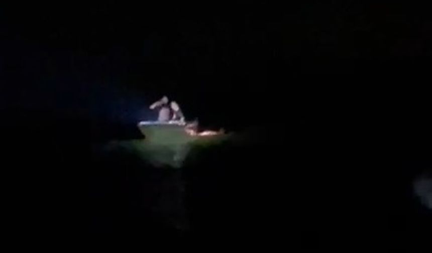 Alabora olan teknedeki kişileri polis kurtardı