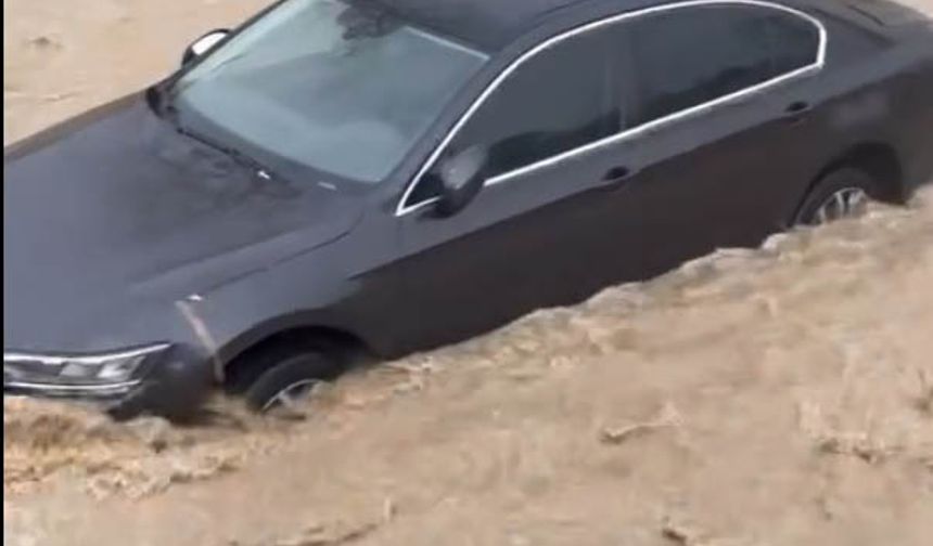 Ankara'da Sağanak Yolları Kapatıp, İstinat Duvarını Yıktı