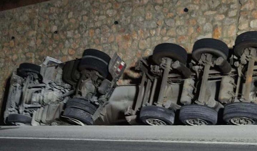 Asit yüklü tanker devrildi