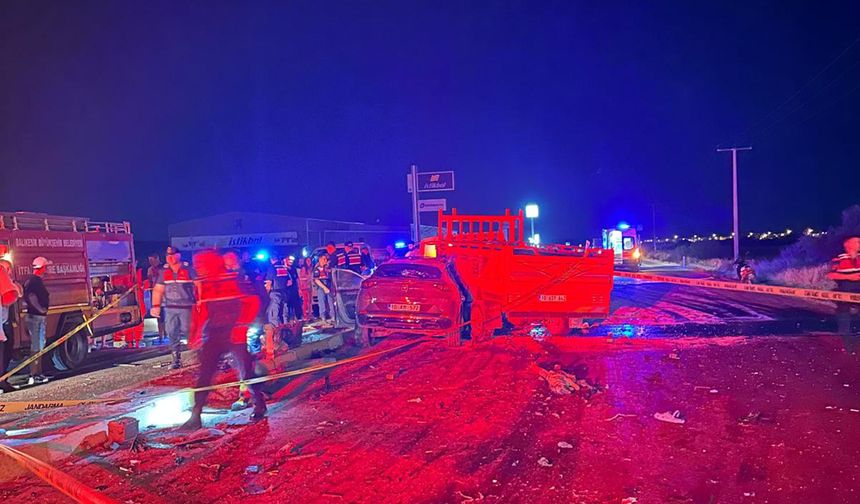 Balıkesir'de Otomobille kamyonet çarpıştı