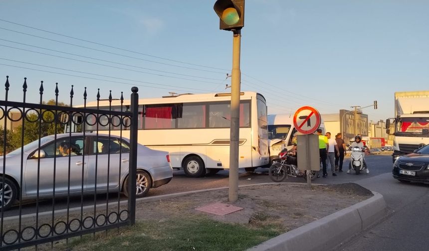 Bursa'da işçi servisi ile minibüs çarpıştı