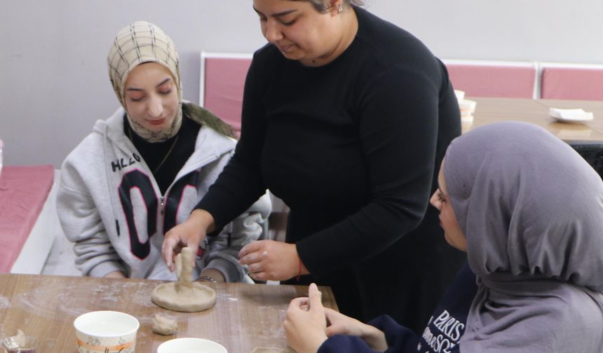 Kadınlar kil atölyesinde stres atıyor