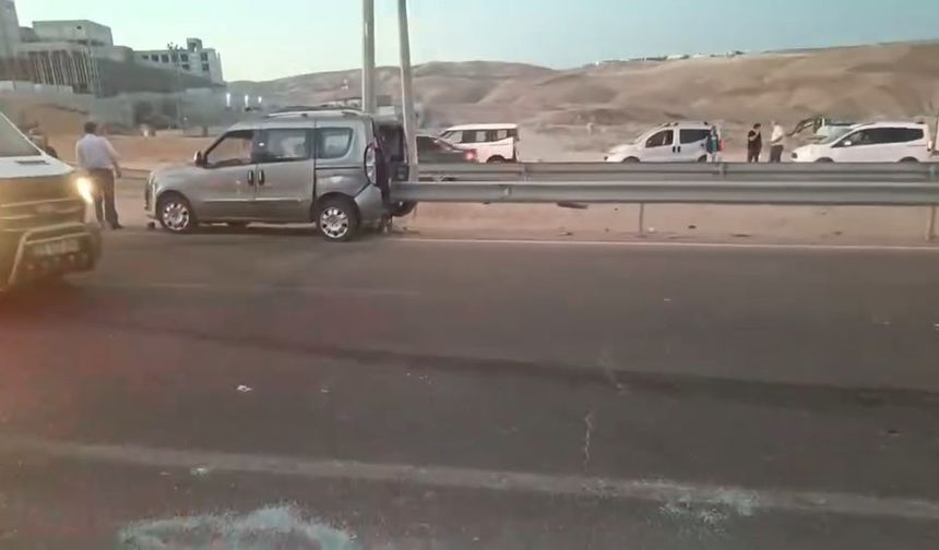 Kaza sonrası bariyerlere saplandı