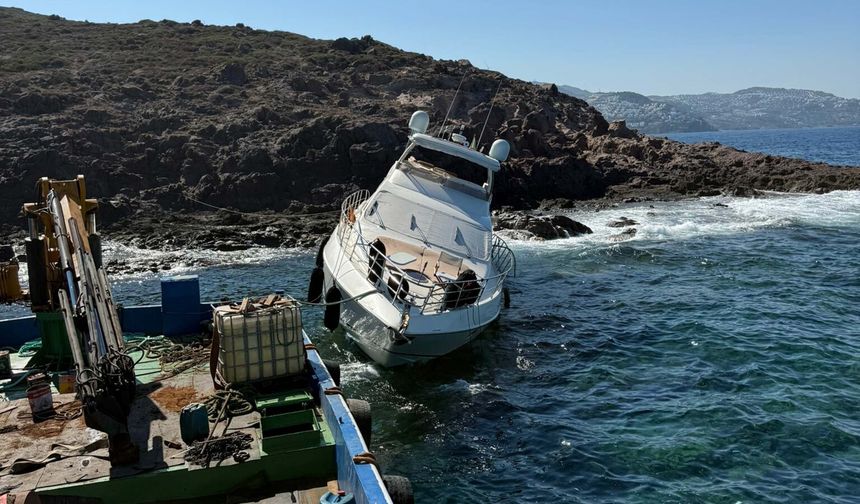 Motoryat Bodrum’da kayalıklara çarptı