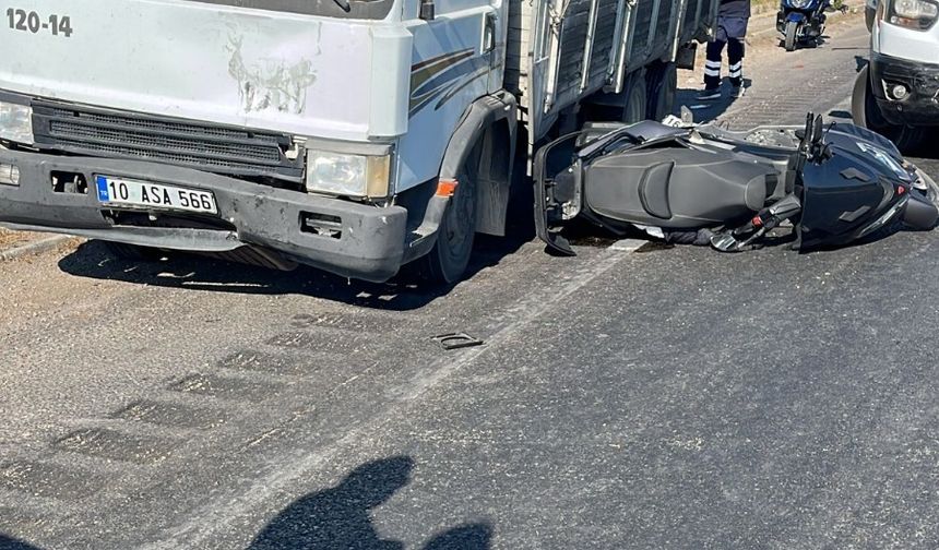 Motosiklete kamyon çarptı: Baba öldü, oğlu yaralı