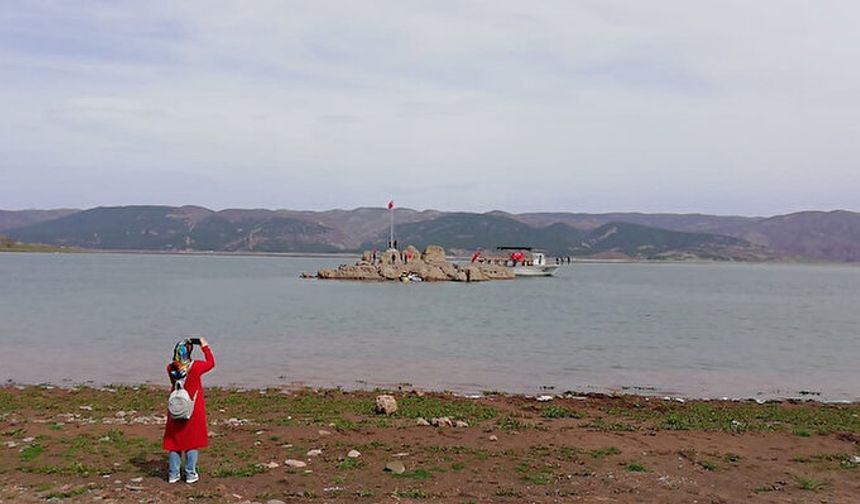 Sular çekildi, barajın ortasındaki kayalık karada kaldı