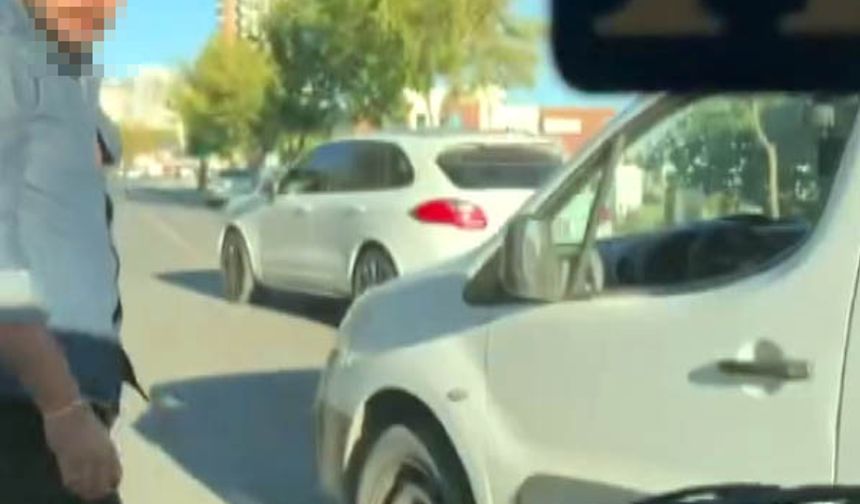 Trafikte tartıştı otomobilin camını kırdı