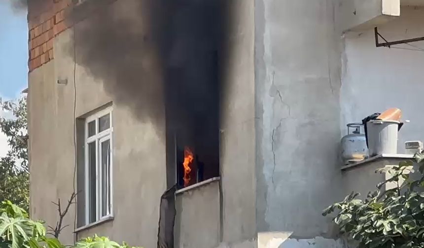 Yangında mahsur kalan yaşlı kadın, itfaiye ekipleri tarafından kurtarıldı