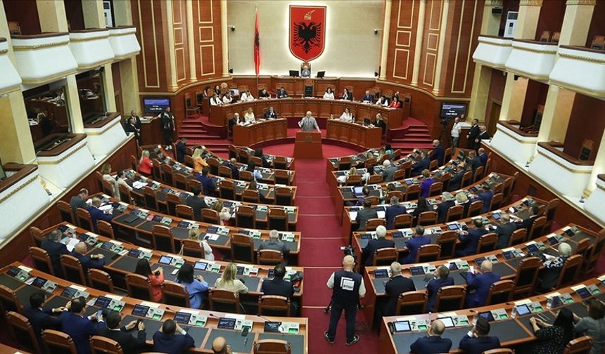 Tarihte bir ilk: Arnavutluk'un yapay zeka tabanlı bakanı Diella, görev başında