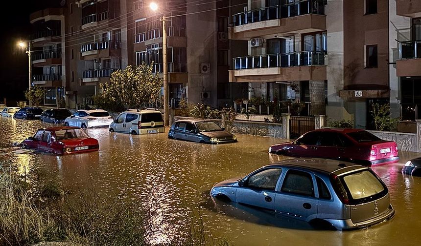 İzmir'de sağanak yağış etkisini gösterdi