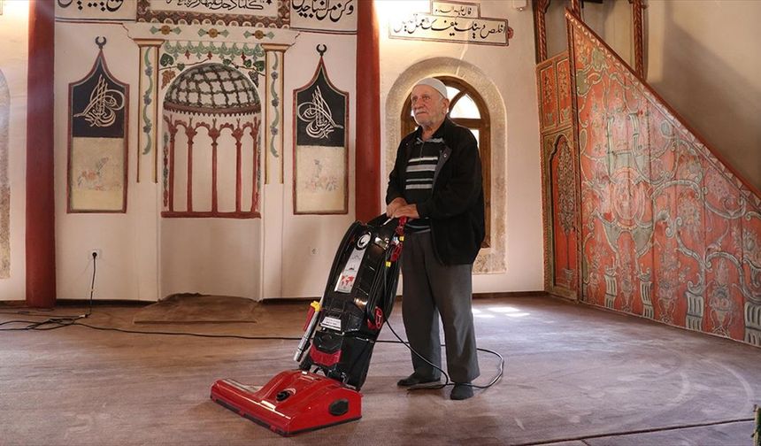 Yozgat'ta 75 Yaşındaki Bekir Amca, Tarihi Camiyi Temizliyor